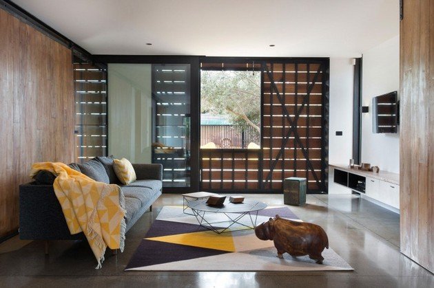 okno do obývačky stredná stena žlto sivé farby