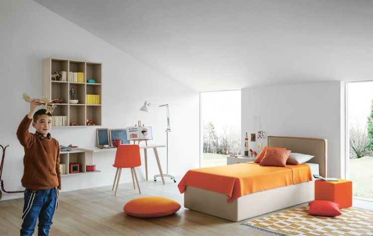 Detské postele nastavujú nástennú policu do detskej izby v škandinávskom štýle