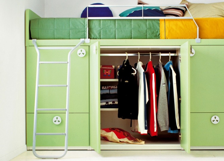 Postieľky vstavané do šatníka na prízemí moderné