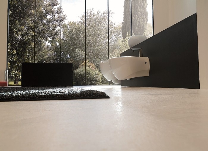 Navrhnite malú kúpeľňu - sanitárnu technológiu usporiadanú tak, aby šetrila miesto - čiernobielo Kombinácia dizajnu-retro-s-minimalizmom-trendy-sanitárna-technológia-čierno-biela