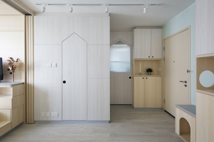 Multifunkčný nábytok a skrine zo svetlého dreva