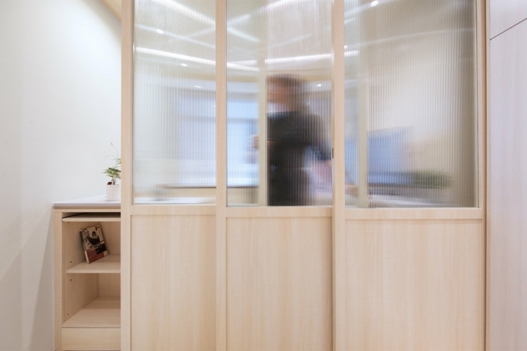 Posuvné dvere z dreva a skla slúžia ako rozdeľovač miestností