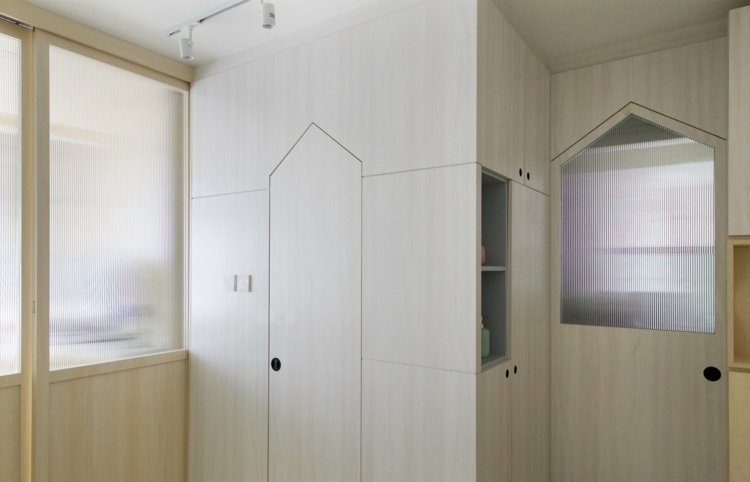 Dvere a okná pripomínajú vtáčiu klietku, aby zodpovedali druhému domácemu miláčikovi