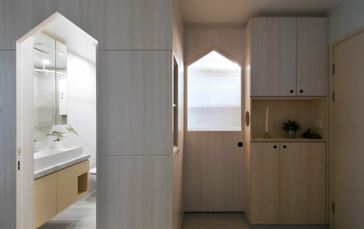 Malá kúpeľňa s kúpeľňovou skrinkou a zrkadlom