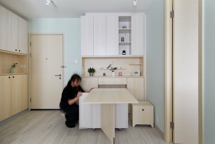 Praktický jedálenský kút so skriňou a výsuvným jedálenským stolom