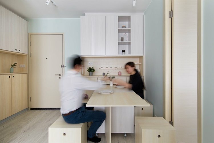 Jedálenský stôl je možné v závislosti od počtu osôb roztiahnuť, ako len chcete