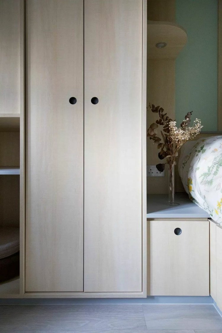 Malá preglejková skriňa v spálni