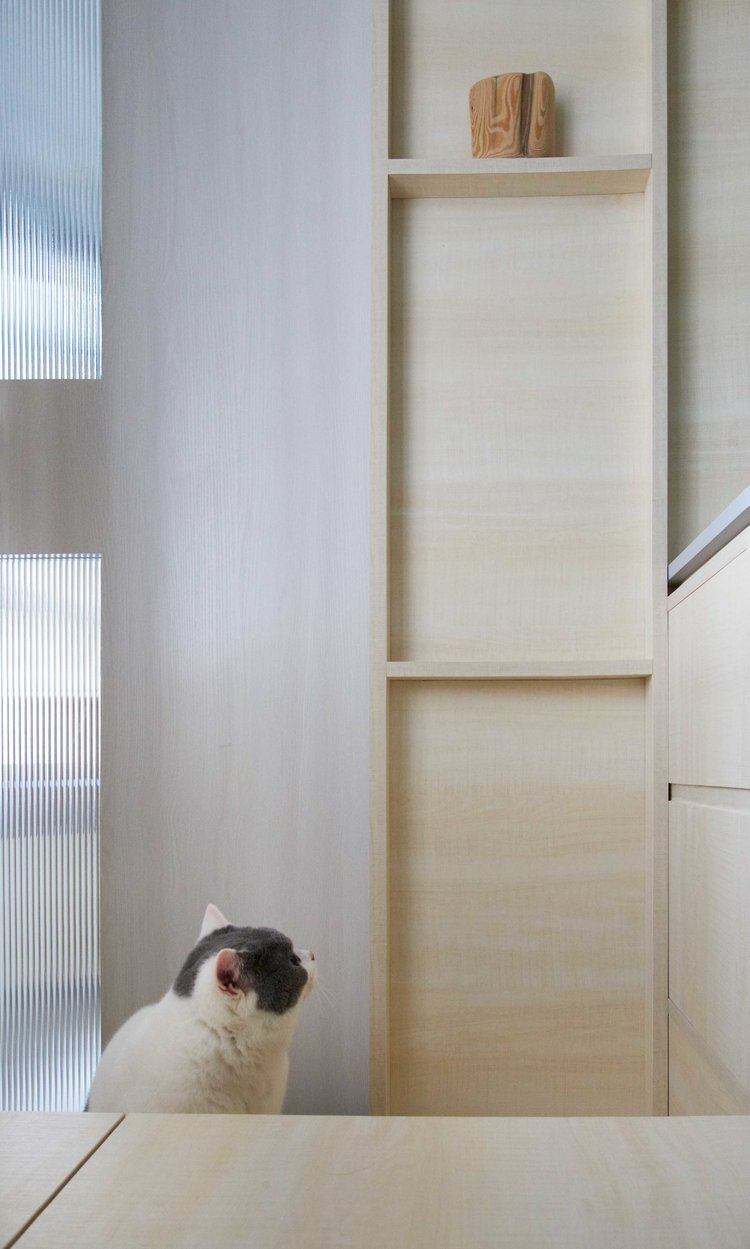 Vstavané police poskytujú úložný priestor a priestor pre dekorácie