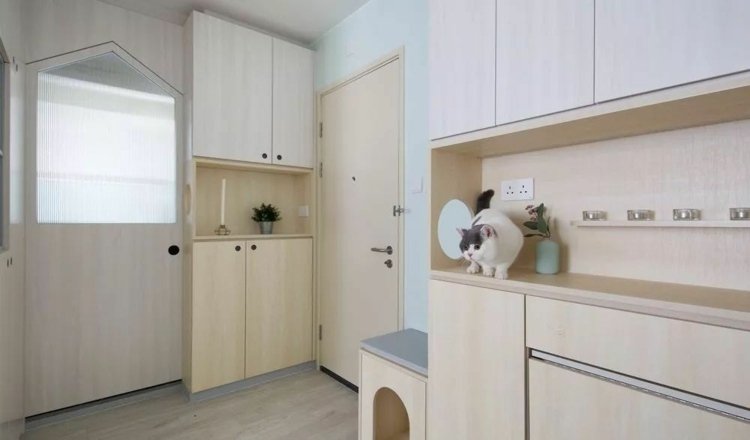 Vedľa vstupných dverí je lavička s úkrytom pre pelech