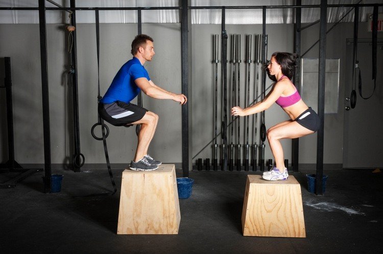 Crossfit cvičí plyometrickú tréningovú váhu s vlastnou váhou a skákacou silou