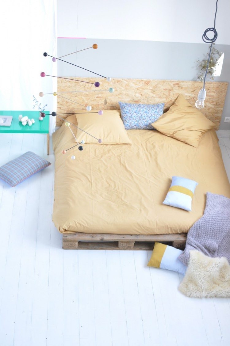 Čelo postele z OSB panelov pre paletovú posteľ Podium-bed-build-pallet-headboard-osb-plate