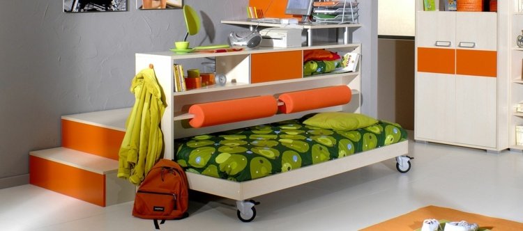 Posteľ na kolieskach, ktoré je možné rýchlo vytiahnuť a uložiť pod plošinu stola