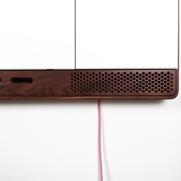 so zatvorenými dverami funguje podpad ako audio systém PodPad-štýlový-nástenný stôl-s-dverami-dokovanie na stenu