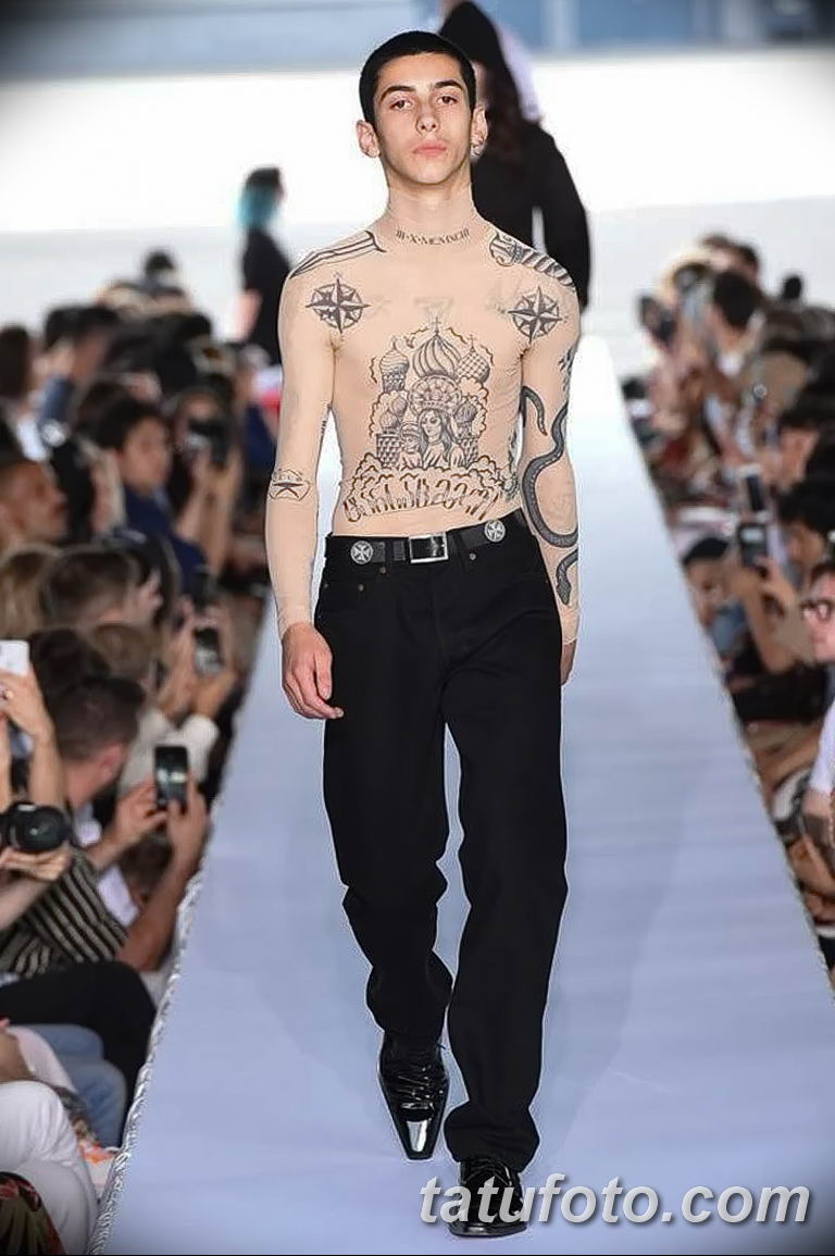 Revija kolekcije Vetements u Parizu - odjeća s kriminalnim tetovažama, kupolama i prostirkom - fotografija 1