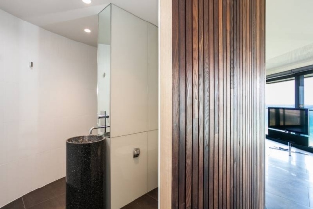 Kúpeľňa hnedá dlažba-vstavané skrine-drevená priečka mixér do kúpeľne-minimalistický-drez-so-stĺpikom-nerez