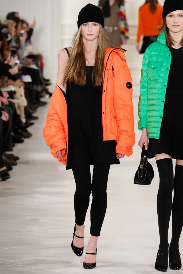 športová oranžová bunda ako vrchné oblečenie Lakovaná koža-topánky-legíny-oranžová-bunda-s kapucňou