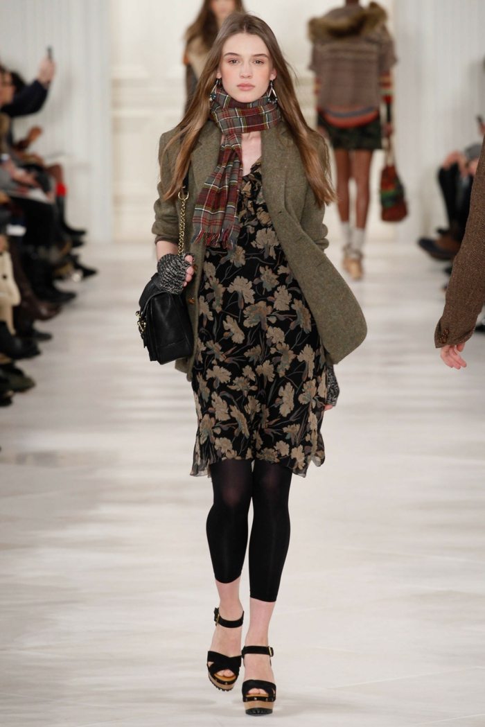 Šaty s kvetinovým vzorom, kabelka, sako z vlny Šaty-s-kvetmi-vzor-čierne-legíny-károvaná-šatka