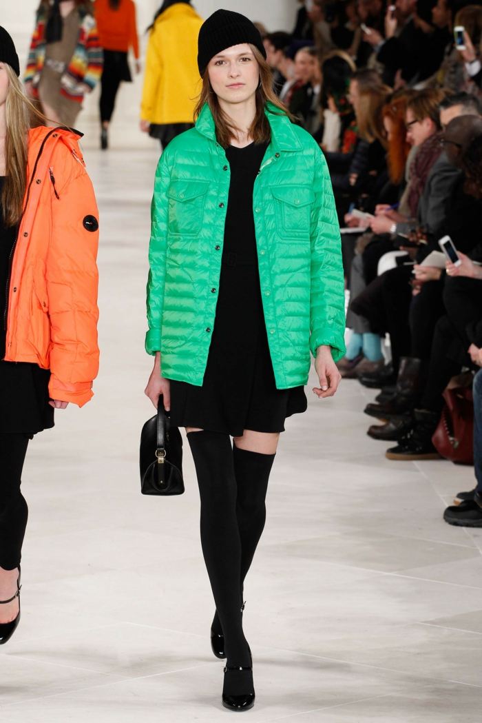 Prešívaná bunda v zelených čiernych šatách nad kolená Bunda s prešívaným vzorom a ponožkami