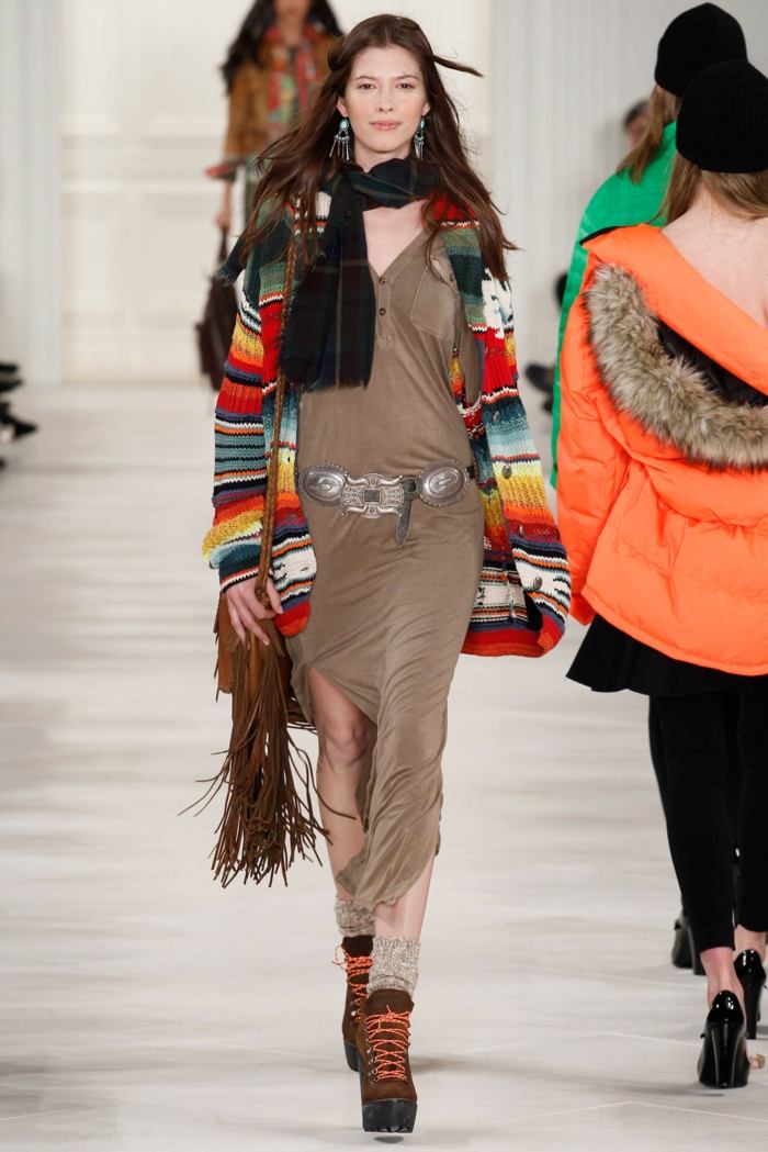 Mexické sériové vzorované velúrové textilné šaty s pásom Etno Kabelka-so strapcami-vesta-z-farebných-úpletov