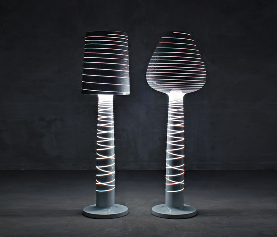 polyetylénové stojacie lampy serralunga lady jane lady mary vnútri zvonku polyetylénové vonkajšie svetlá serralunga lady jane lady mary zvnútra