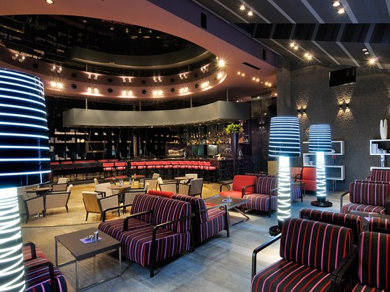 polyetylénové stojacie lampy vo vnútri serralunga lady jane čierna modrá polyetylénové stojacie lampy serralunga lady jane čierna modrá