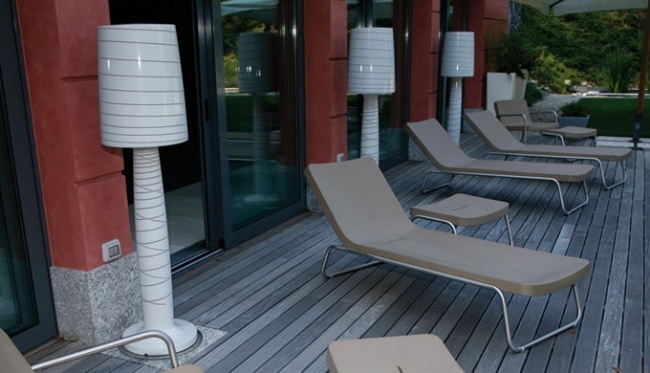 Lady Mary Jane vonkajšie osvetlenie terasy bielym rytím Exteriérové osvetlenie terasy Lady Mary Jane biele