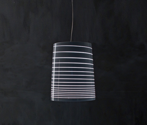 polyetylénová závesná lampa, teta jane, gravírovanie serralunga polyetylénová závesná lampa, teta jane, vyrytá serralunga