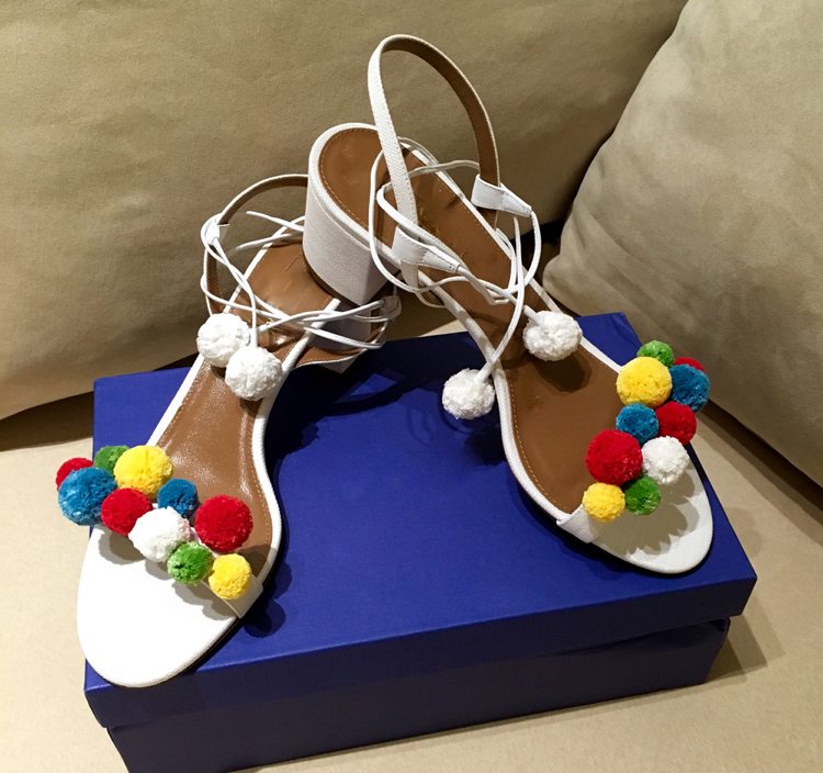 elegantné biele sandále s brmbolcami pom-pom-shoes-leto-trend-dizajnér-biela-elegantná