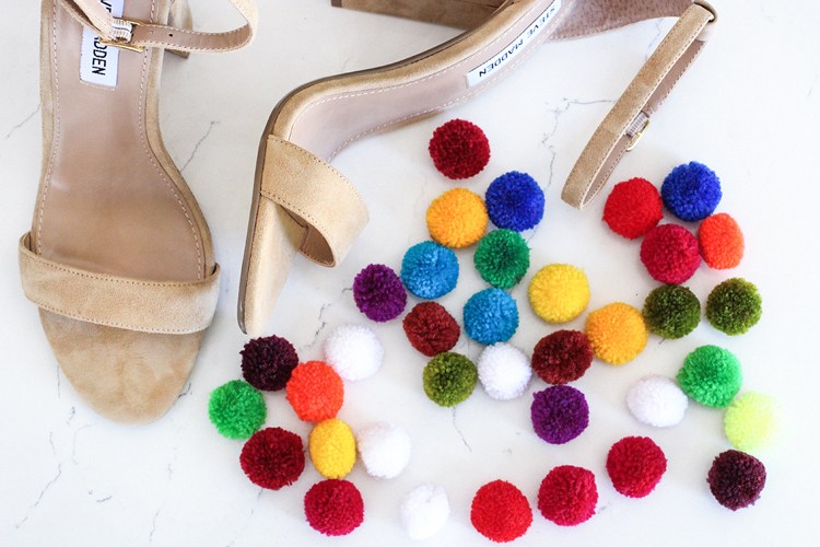 Ozdobte základné sandále na podpätkoch sami pom-pom-shoes-leto-trend-návod-strapec-základné-sandále