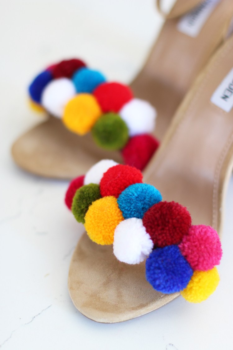Ozdobte päty podprsenky farebnými pomponmi pom-pom-shoes-leto-trend-návod-farebné-zdobenie-kutilstvo