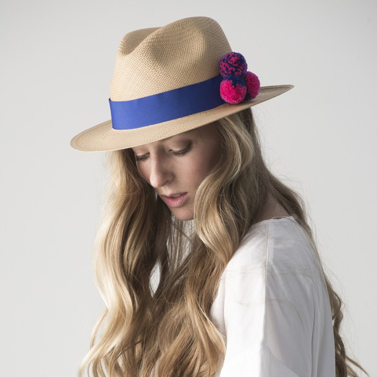 letný slamený klobúk jemne zdobený pom-poms pom-pom-topánky-leto-trend-slamený klobúk-móda-ozdobiť-outfit