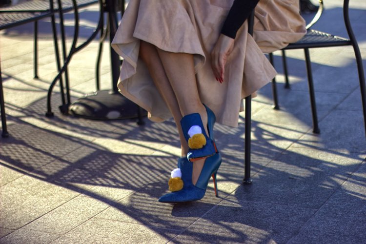 Bloggerky milujú extravagantné topánky s bambulkami pom-pom-shoes-summer-trend-blogger-elegant-extravagantné