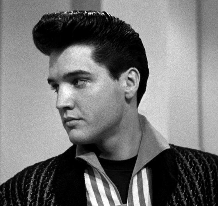 Účes Elvisa Presleyho s pompadourom Pompadour účes classic-elvis-presley-účes-skvelý