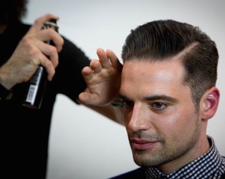 Majte účes pompadour v štýle bočného lúčenia pompadour-účes-podrezanie-s rozchodom