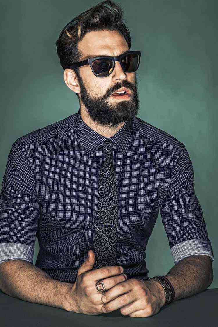 ležérny účes so skvelou a plnou bradou pompadour-účes-ležérny-strih-hipster-štýl
