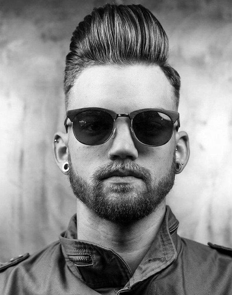 Motorkársky vzhľad s účesom pompadour pompadour-účes-top-dlhá-strana-krátka-pánsky účes-moderný