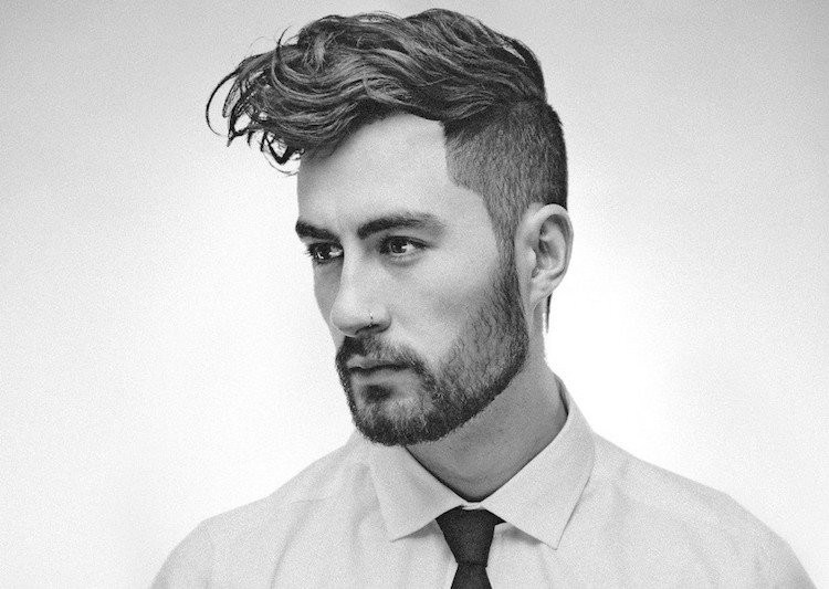 Pompadour účes s ležérnymi kučerami pompadour-účes-dlhé-vonkajšie-vlasy-podrezané-fúzy