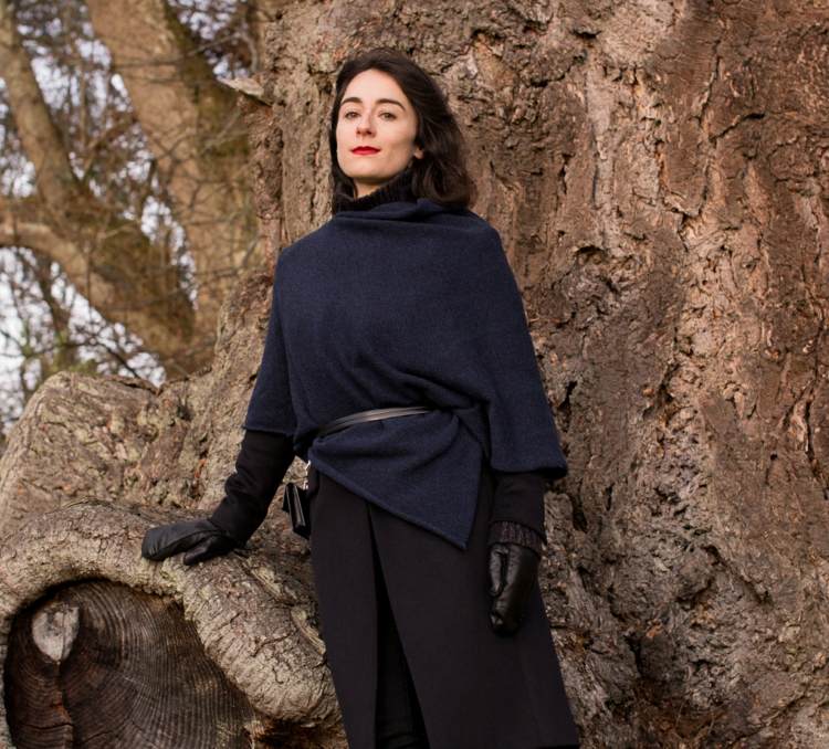 V zime skombinujte pončo s bundou alebo kabátom