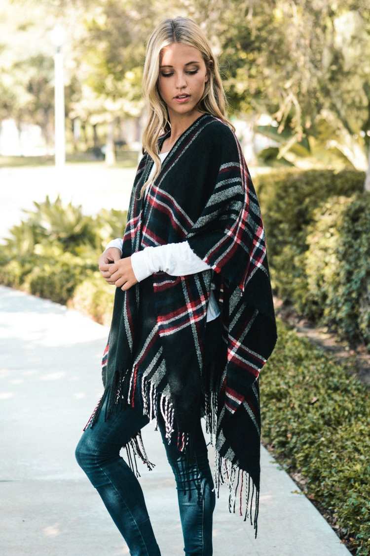 Kárované pončo a manžety na zahriatie rúk v chladných dňoch