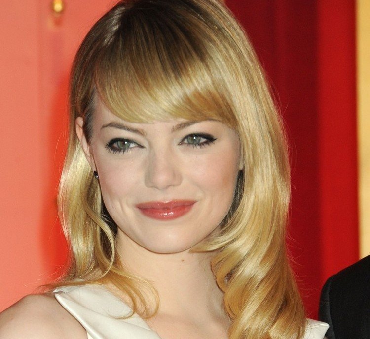 Emma Stone má svetlé vlny vo vlasoch a bočné delenie Ofina-účesy-vlny-vlasy-elegantný štýl