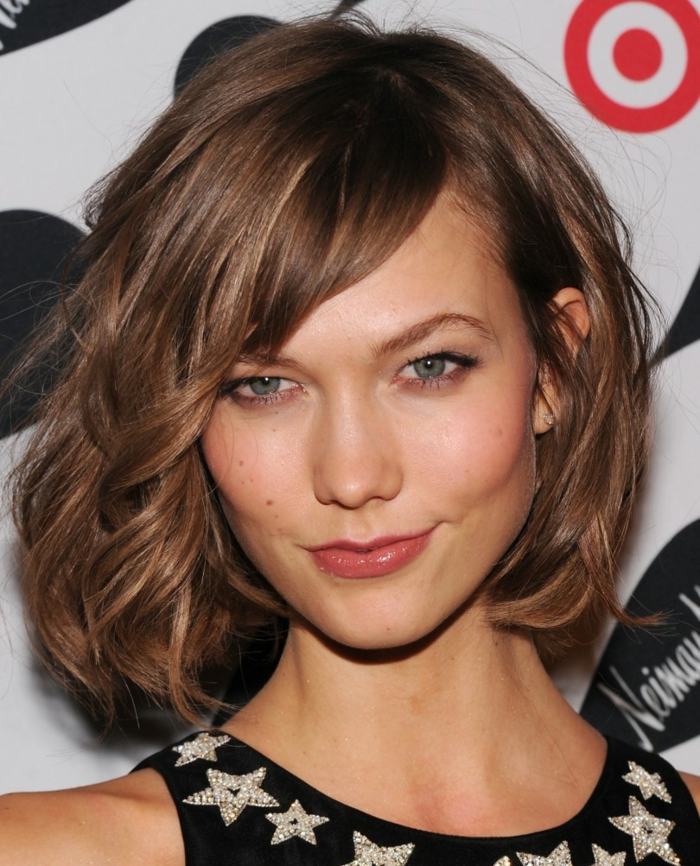 Účesový bob Karlie Kloss so šikmou ofinou karlie-kloss-krátke vlasy-ofina-bokom-tmavo-blond-dámy-účes