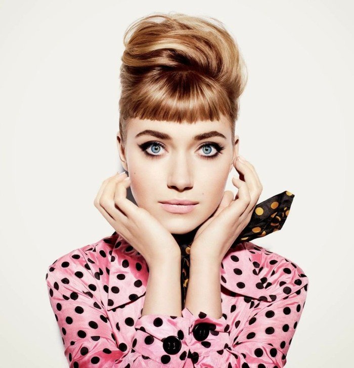 Updo s krátkou ofinou nad obočím Účesy poníka krátke-updo-retro-dámy-hairstyling