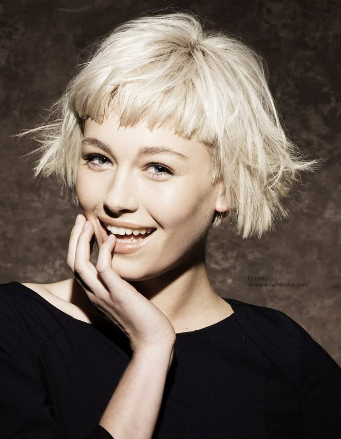 blonďavé vlasy, vrstvený účes bob s mastnou ofinou 4-pony-účesy-blond-krátke vlasy-ženy