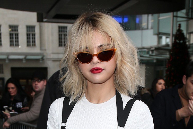 Selena Gomez blond vlasy 2021 ofina v letnom štýle tipy