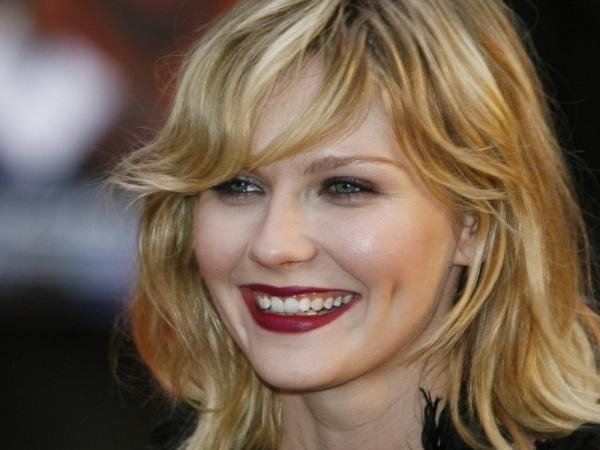 Ofina a srdce v tvare Kirsten Dunst Účes s ofinou a tvar tváre srdce Hollywoodska hviezda