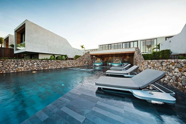 Dizajnové nápady ležadlá k bazénu kamenná stena