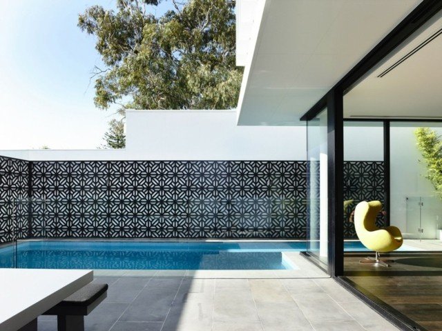 Kovový plot rodinného domu so sklenenými čelami