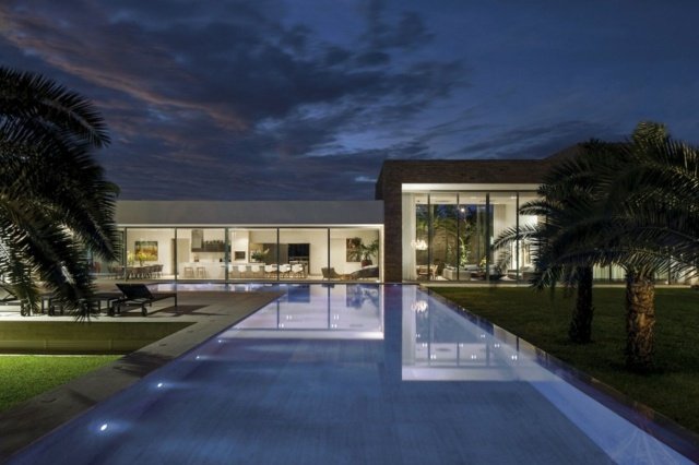 Architektúra rodinný dom betónové podlahy sklenené fronty