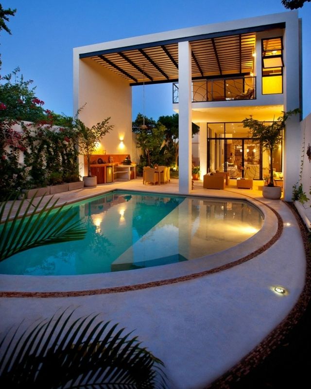 Bazénová biela fasáda s polkruhovým tvarom osvetlenia