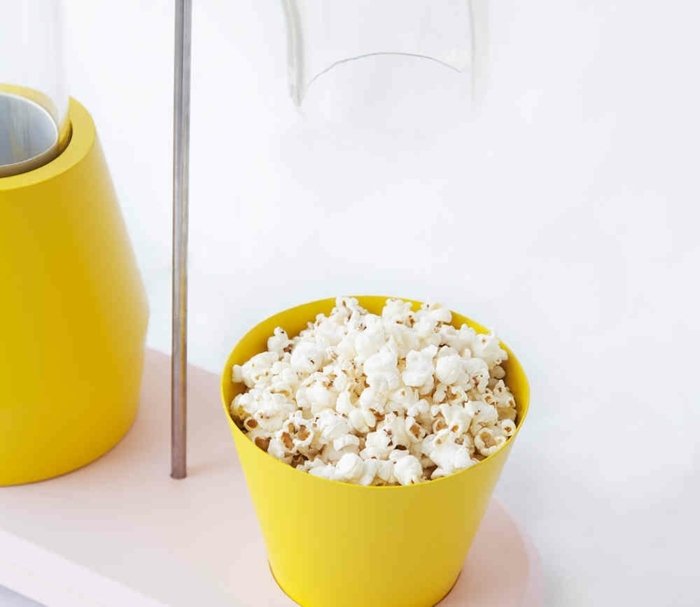 Popcorn sám spadne do určenej misky hrnček na občerstvenie popcorn žltý jolene carlier